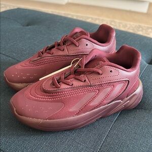 ⭐️NWT⭐️ Adidas Youth Maroon Ozelia Sneakers Tennis shoes, unisex
